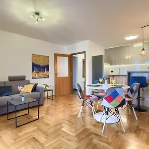 Luna Apartment