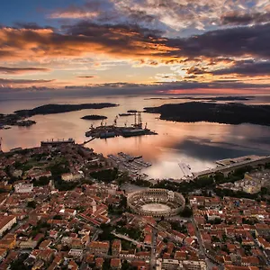 4* krevet i doručak Center With Free Parking